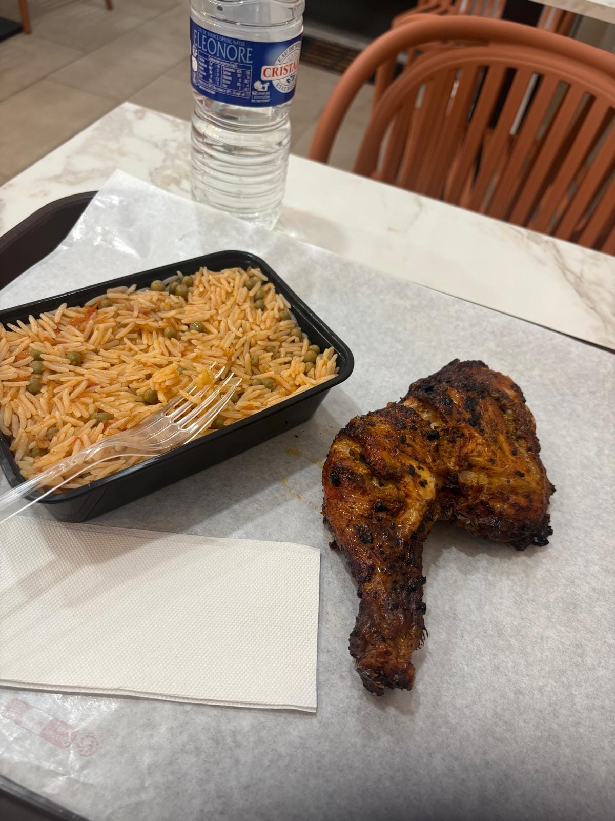 Cuisse de poulet rôti et riz servis chez Crousti Chef